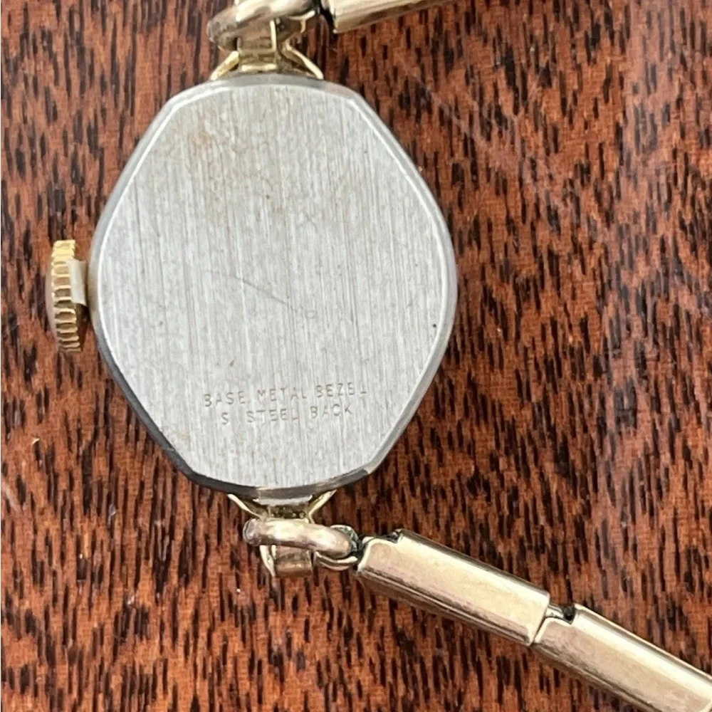 Vintage Timex Gold Toned Ladies Watch With Stretch Band NOT WORKING